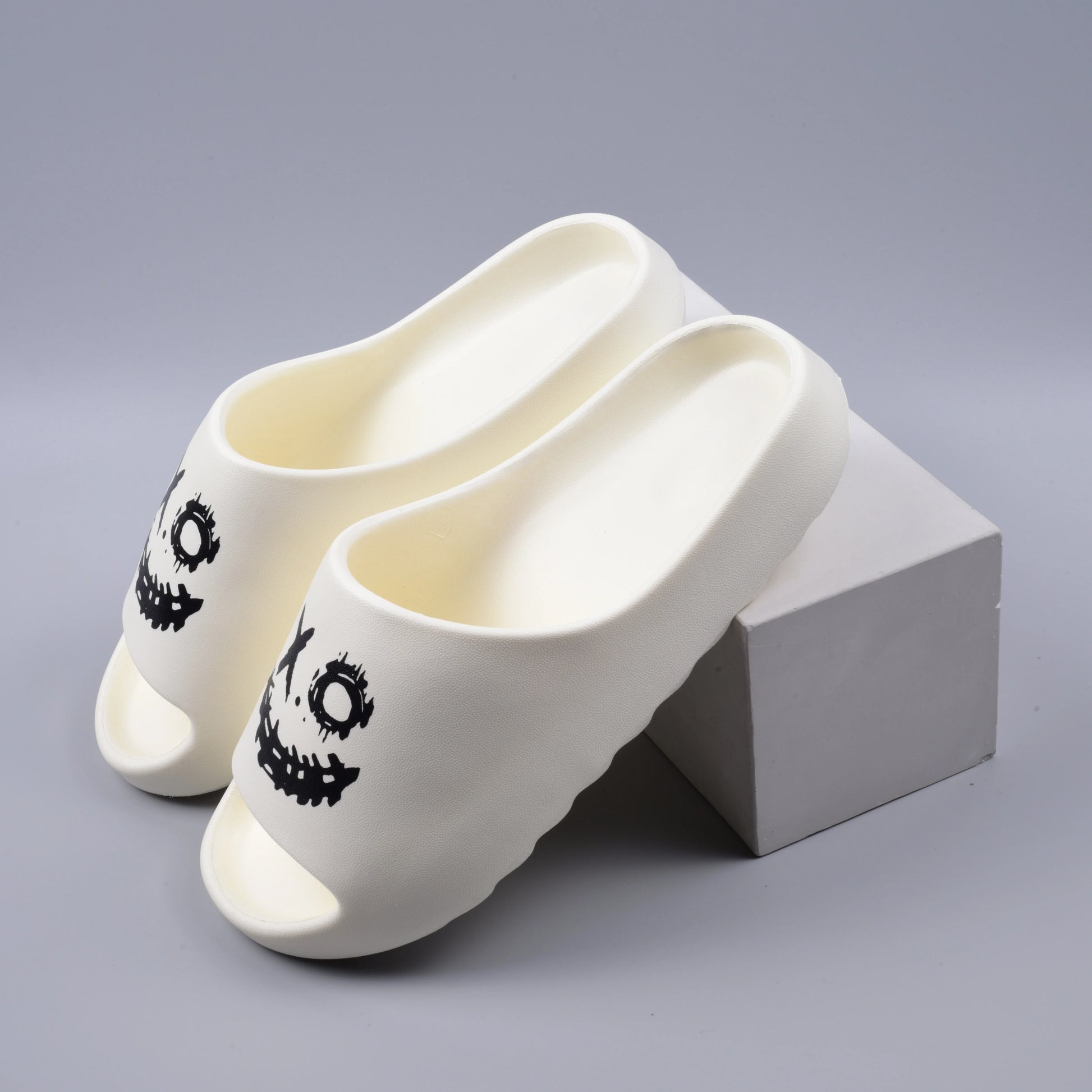 Smiley Face Slippers - XO smile couple sandals